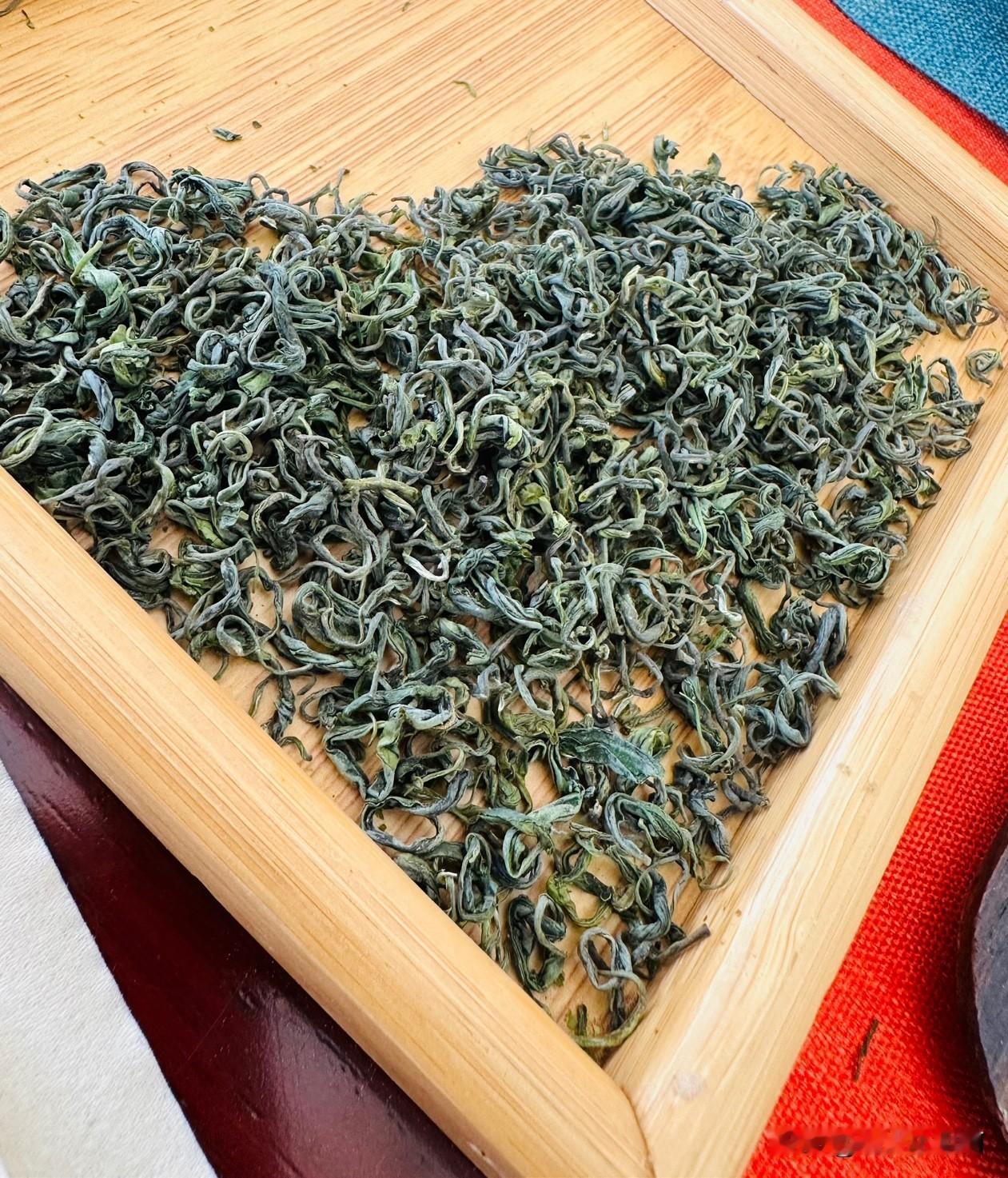 绿茶是煮好还是泡好呢? 我们这里的绿茶是泡，而且水温还不能太高，太高就烫熟了。