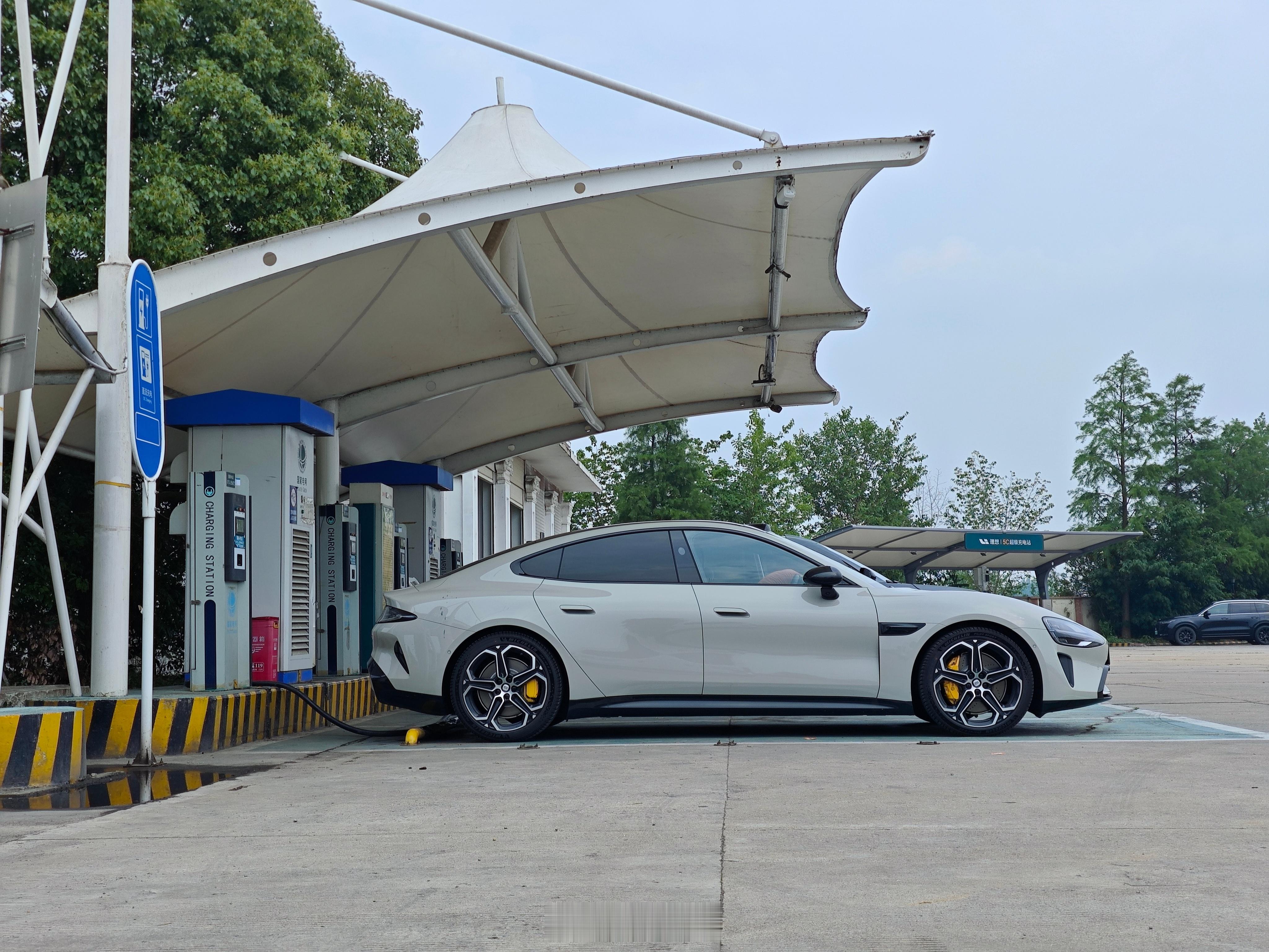 北京到上海 1300km 中间只充一次电。小米YU7 标准版续航 835km，完