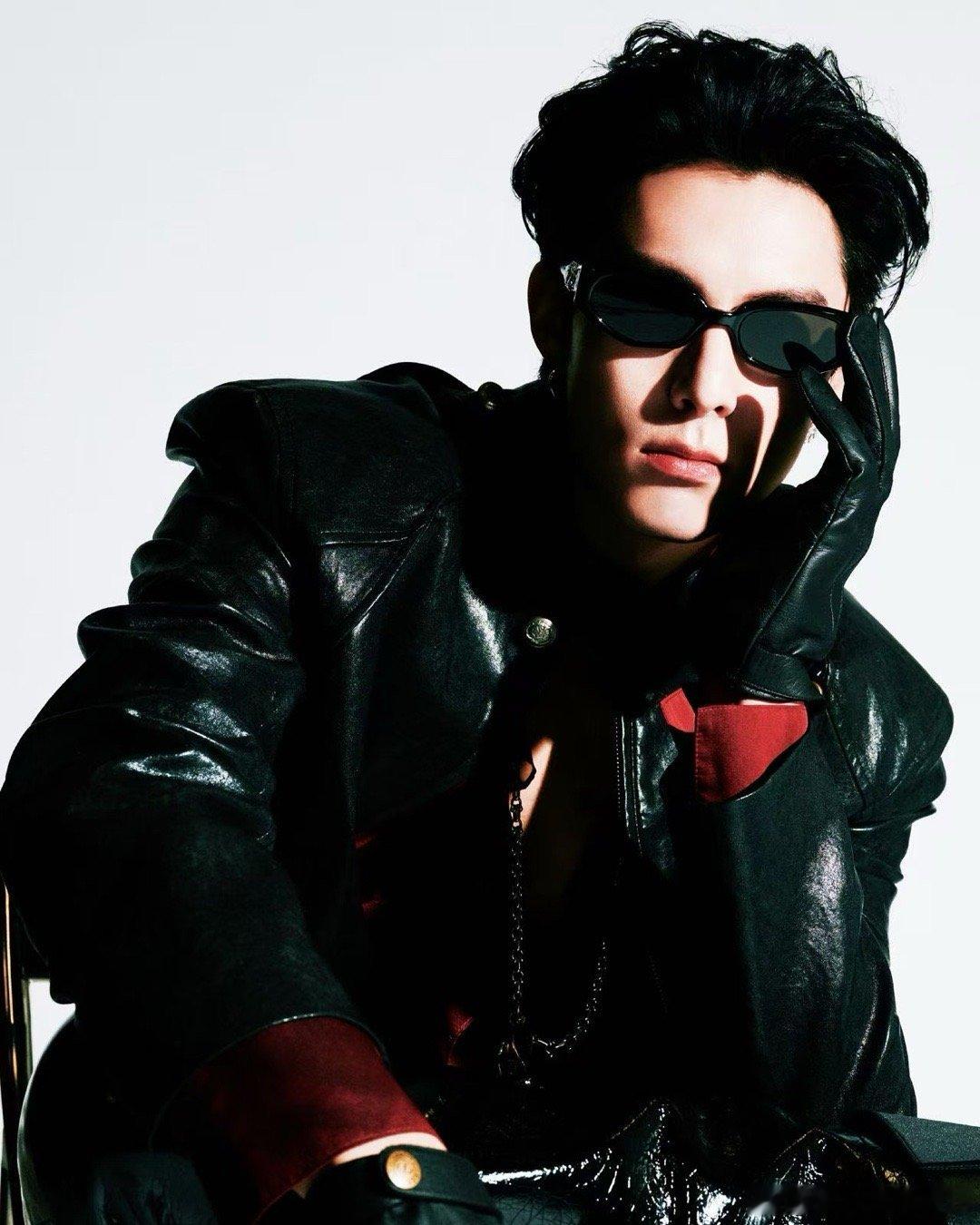 谢娜王鹤棣贴身热舞 王鹤棣的舞台越来越游刃有余了！从酷飒的《Pretty》到温柔