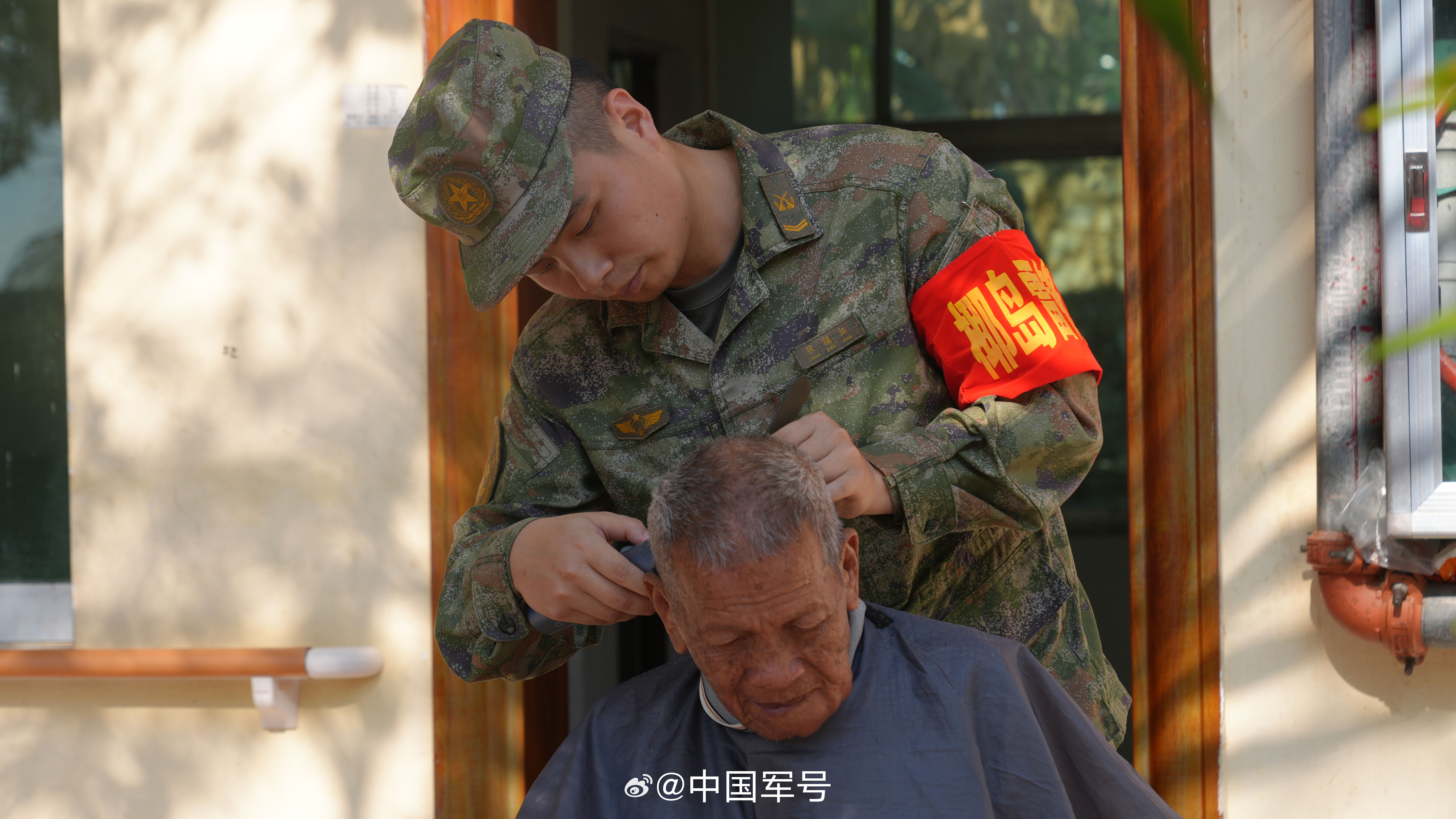 【学习雷锋人民子弟兵在行动】第63个学雷锋纪念日即将来临，全国各地部队官兵纷纷组