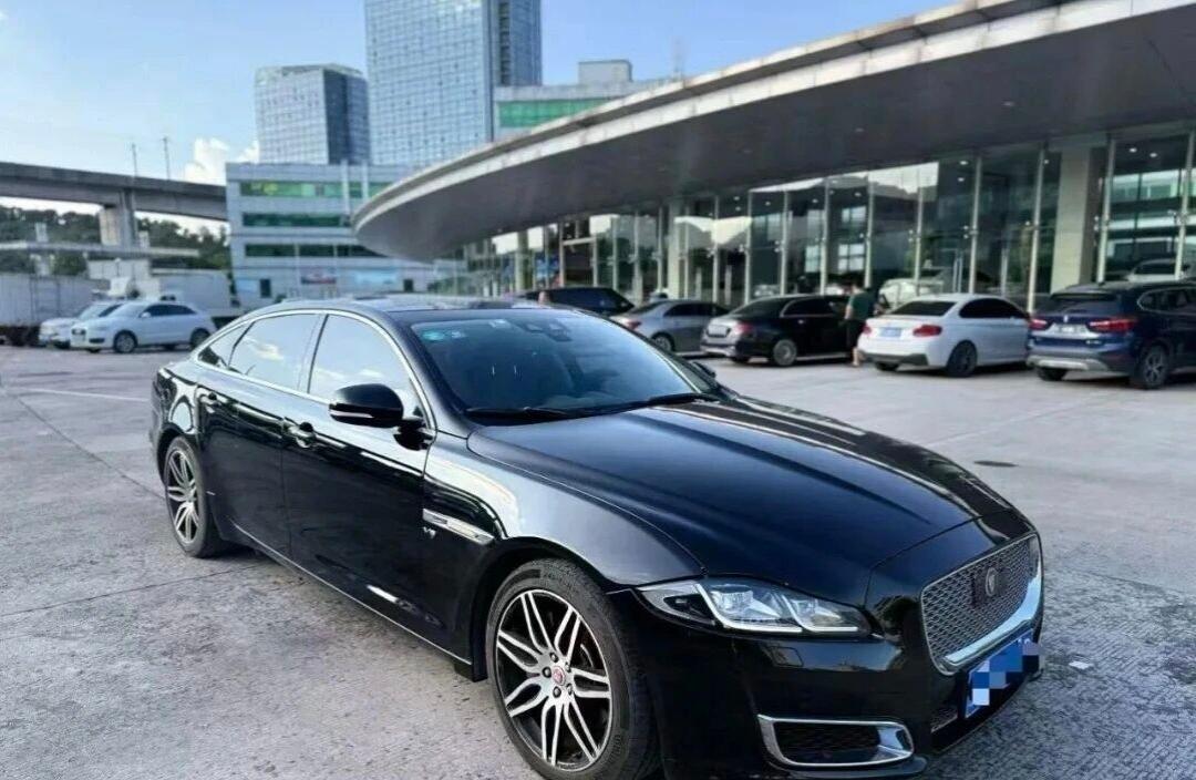 20万买二手捷豹XJL，是优雅的妥协还是修车噩梦？朋友发来一张照片，一辆深紫色捷