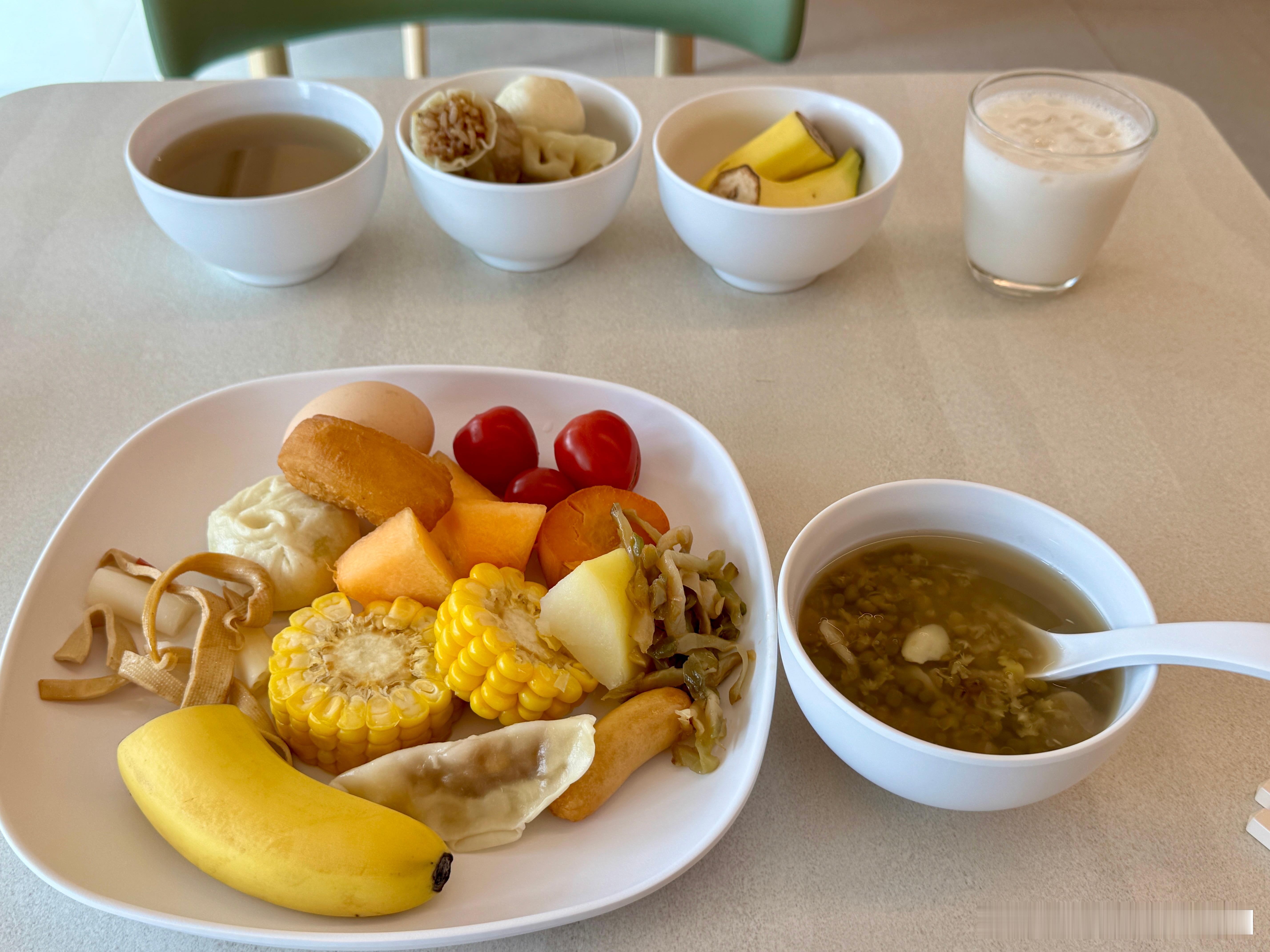 又是10点多的早餐[哈哈]发现我好能吃啊[不愧是你]早餐要吃好且吃饱，才有力气出