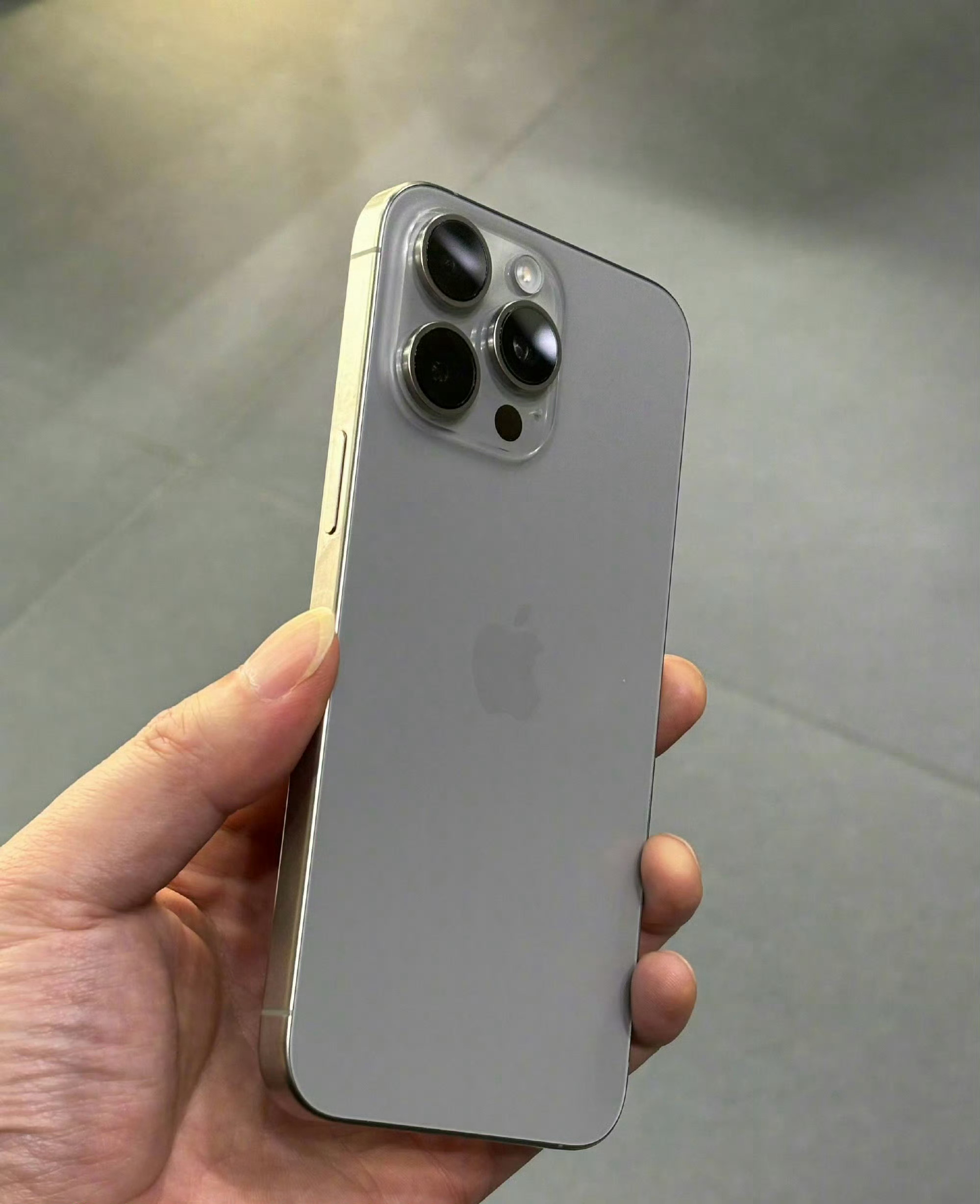 现在拿起iPhone16 Pro原色钛金属还是觉得很好看，哑光原生金属质感低调又
