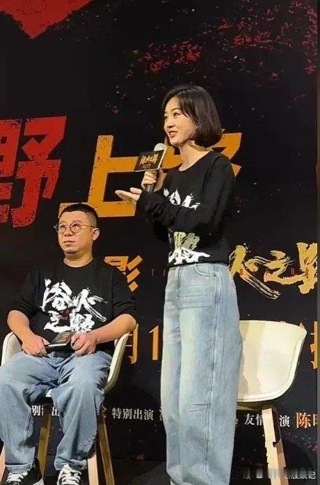 赵丽颖穿牛仔裤显身材，小肚子凹进去，骨盆髂前上棘更突出 ​​​