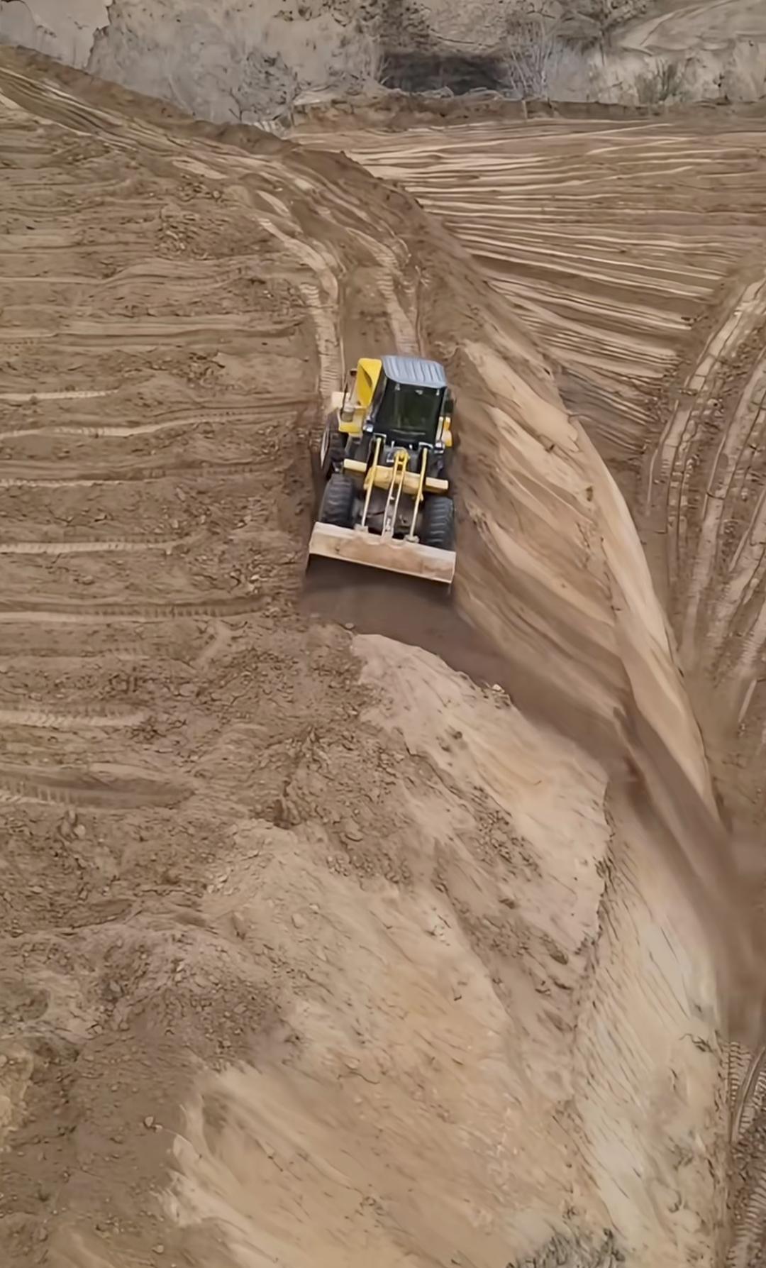 眼下，坡改梯工程在很多地方如火如荼地开展，我觉得这是一项有利于子孙后代的伟大工程