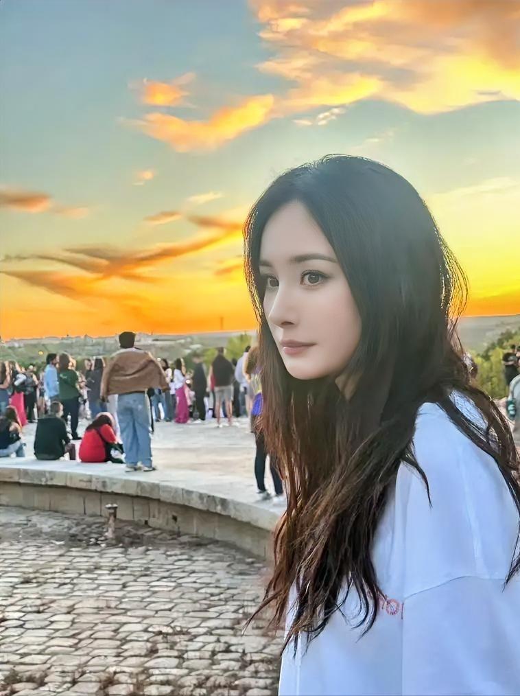 一个官宣，

让我们彻底看清了杨幂的人品，

流量裹挟着名利场的喧嚣，平日里大家