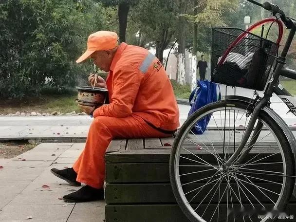 中国收入最低的十大职业：

1、环卫工人：平均年薪1.5万元
2、社区职员：平均
