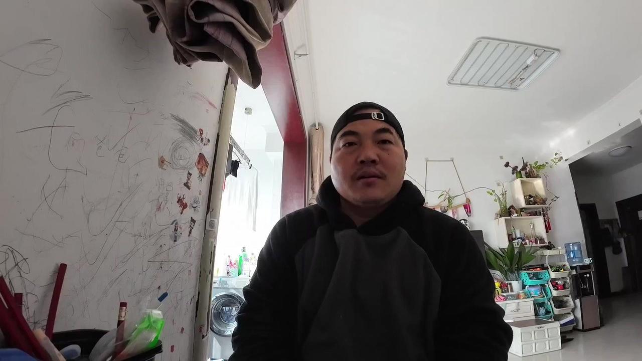 🐑人到中年，像极了这只山羊。褪去了年少的光泽，眼神里藏着几分世故，却又在不经意