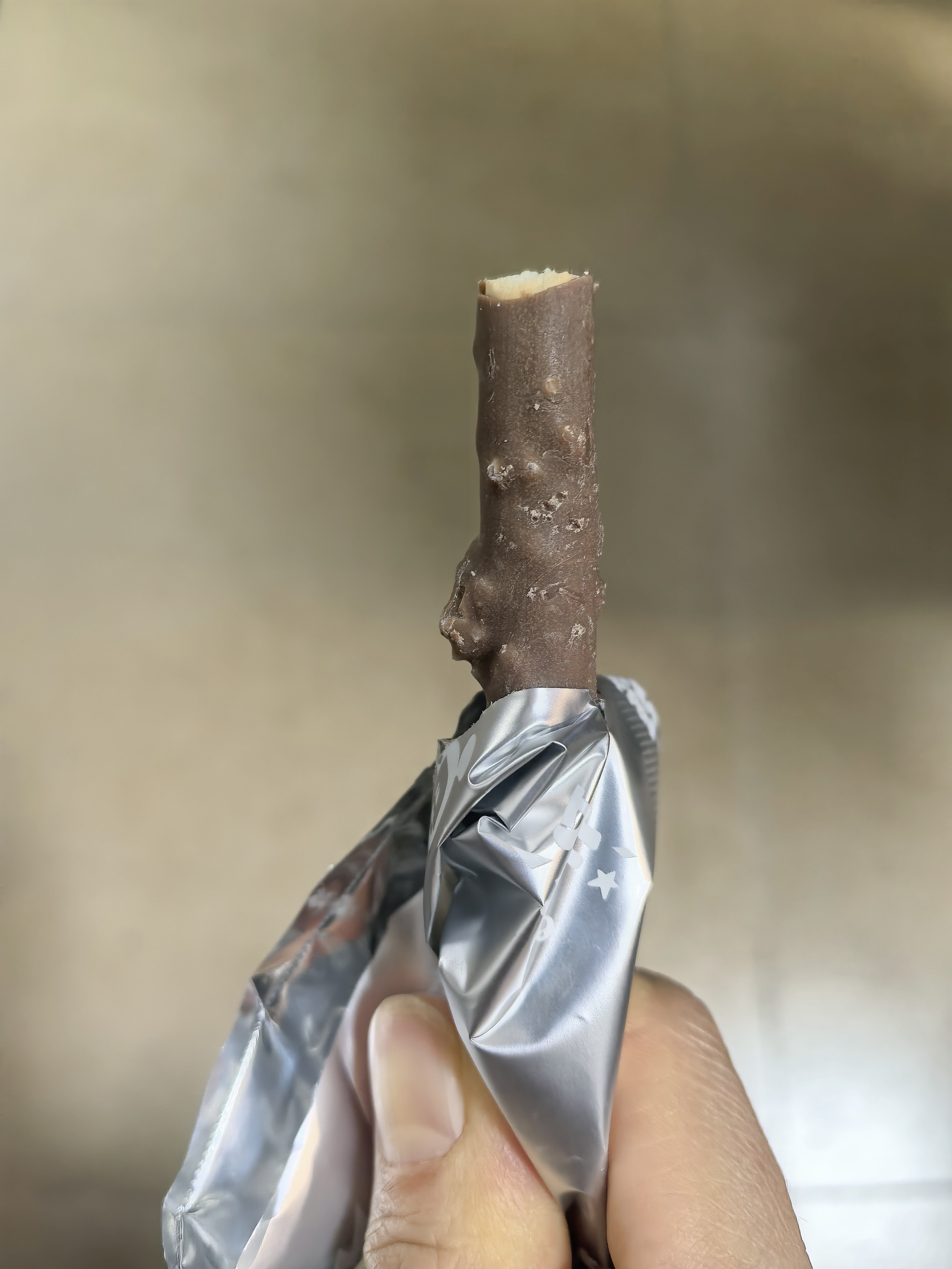 楼下姥姥家吃饭~这儿大~一根巧克力棒，拆出来这么小