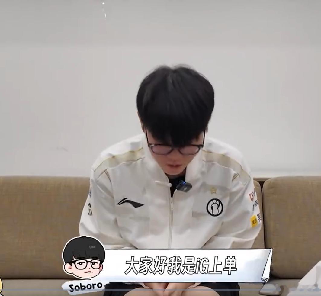 FNC做出了明智的选择，骚菠萝再菜也比今年这个新上单强，fnc今年换的这个上单还