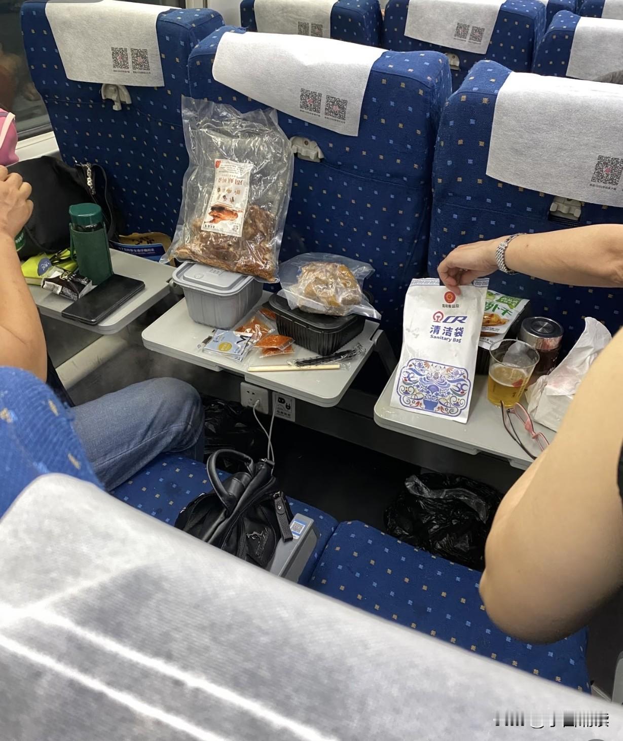 这生活不错啊，饭菜丰富还整杯小酒，应该是可以报销的吧？