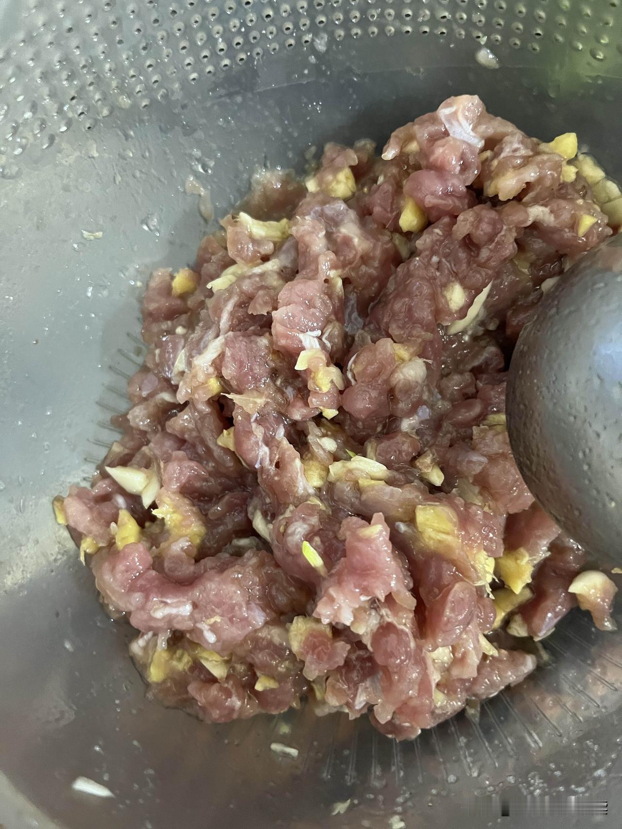 今天早餐
1、瘦肉介莱粥一碗
2、青提子水果一碟
3、普通又营养的早餐，促进身体