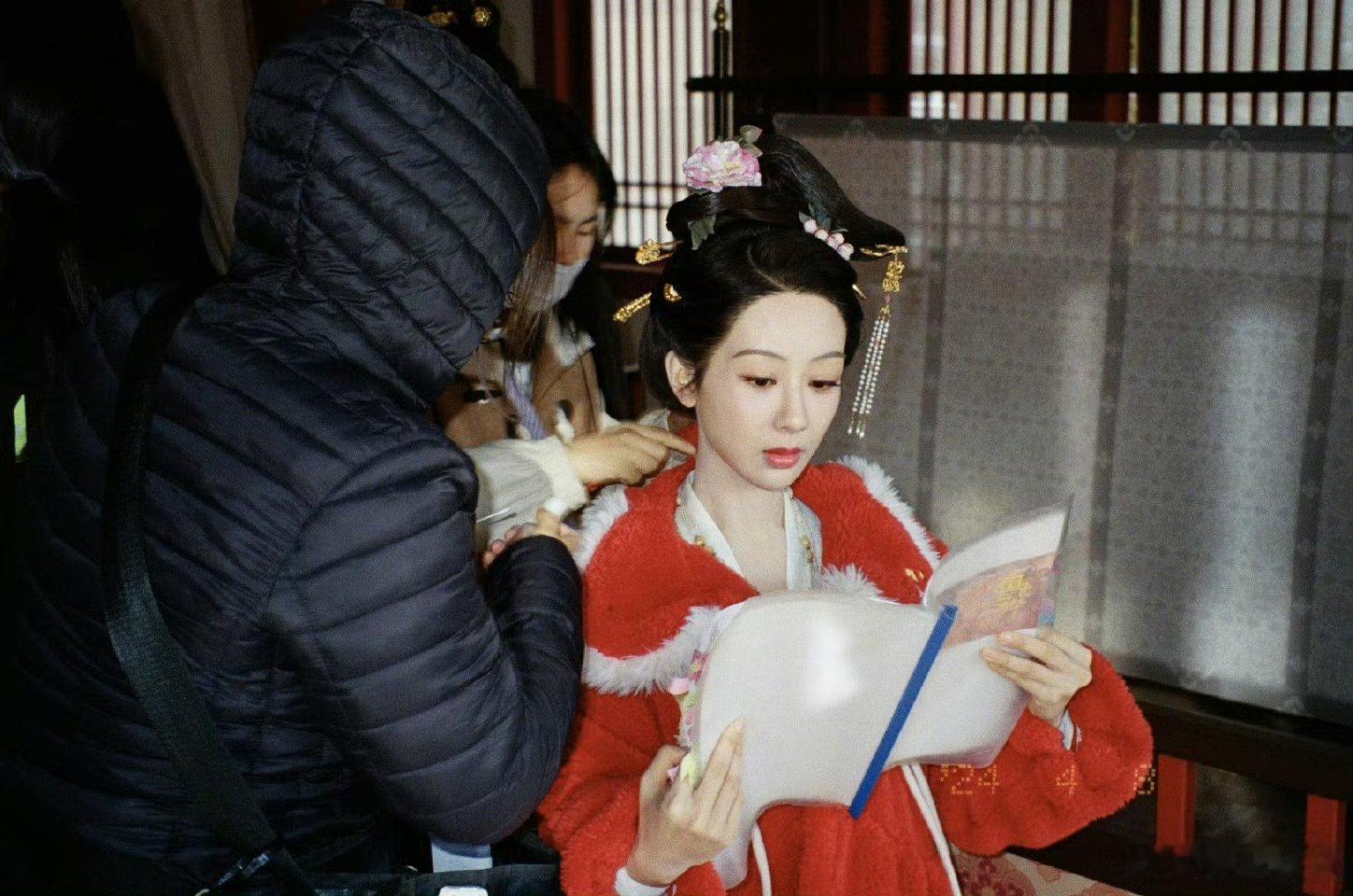 国色芳华第二季明年播出 不会吧？我还以为春节后来，现在看完第一季晚上都睡不着，居
