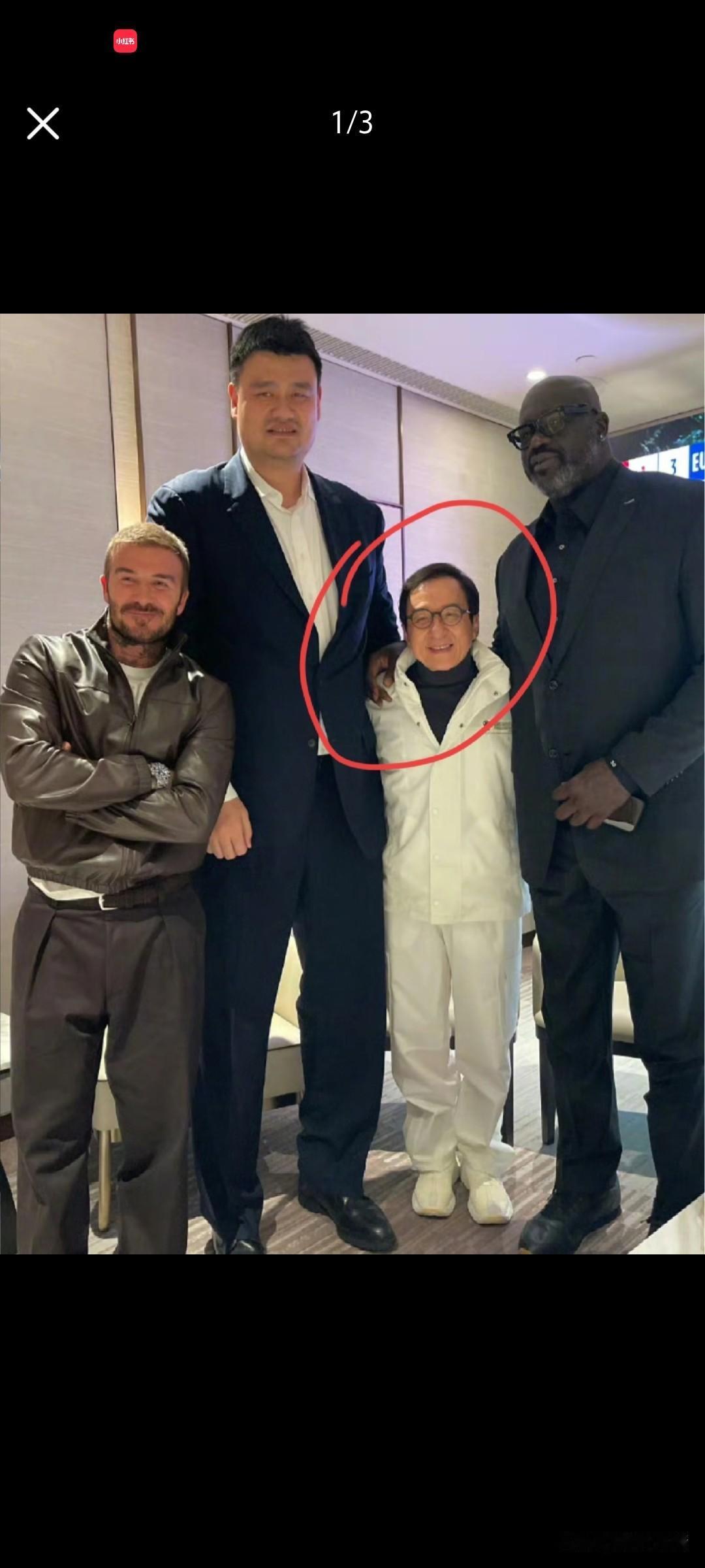 成龙大哥晒出了自己在澳门体育馆的合照，奥尼尔和姚明把他夹在中间，
旁边是贝克汉姆