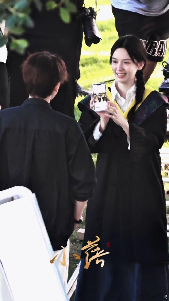 周也周也林诗兰学士服路透周也眼睛哭红了 周也《潮热雨季未解之谜》已经开虐了吗，周