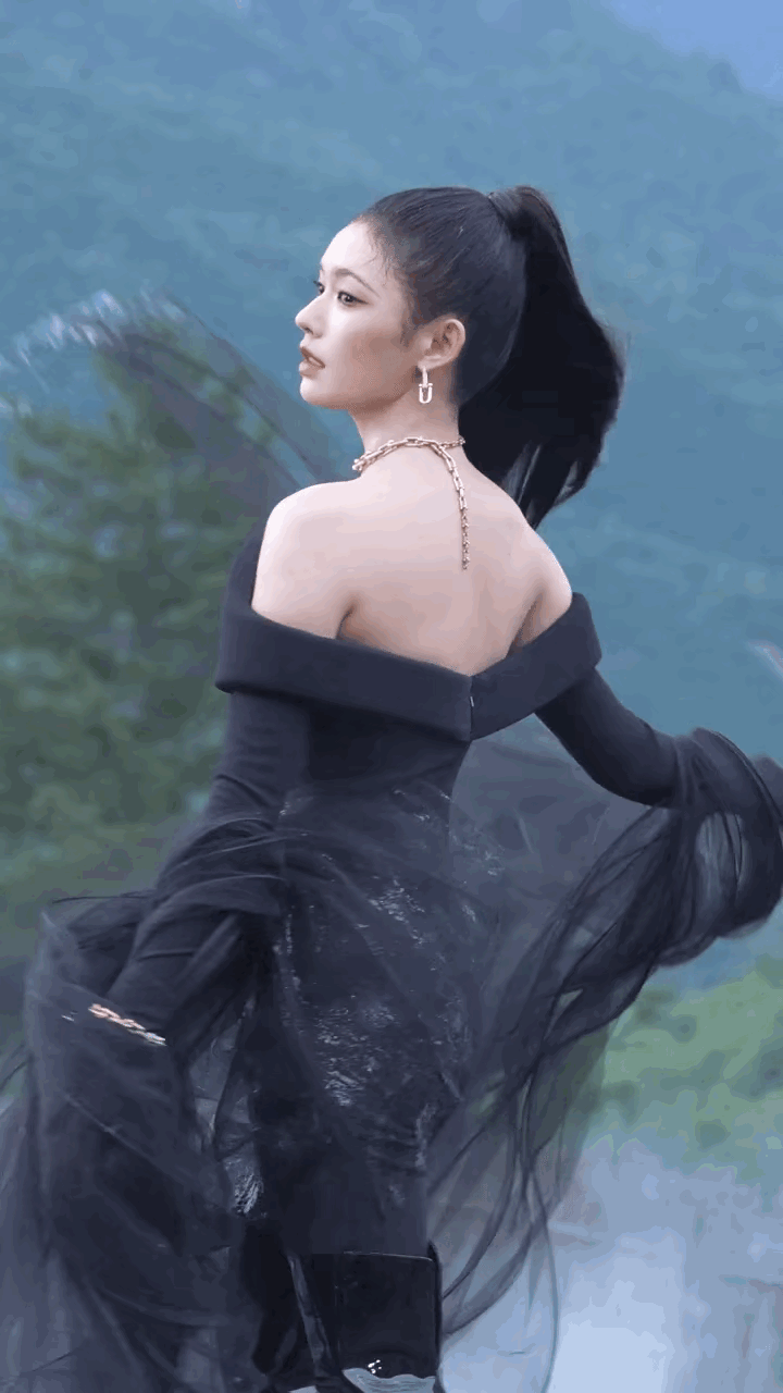 林允这造型，有时候乍一看还真挺像超模奚梦瑶。

比如说她在某场时尚大秀上的黑纱造