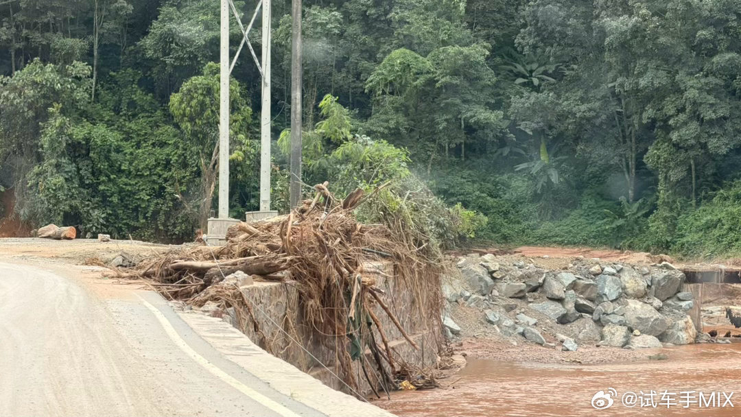上个月洪水冲过老挝🇱🇦磨丁基本把沿岸的民房都冲垮了，甚至好多都掉到江里面，哪