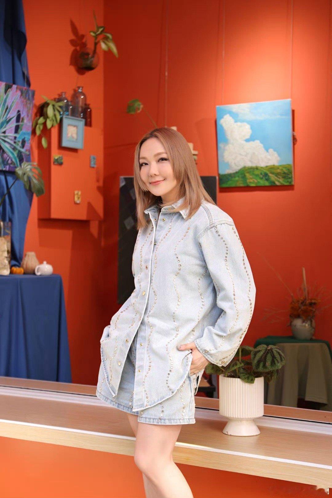 卫兰出道的伯乐是黎明感谢黎明和雷颂德给我们带来了这么美好的卫兰，天籁之音就应该被