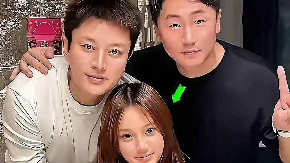 你知道吗？14岁的甜馨最近被网友拍到在伦敦街头打卡，她已经正式拿到了LSE夏校的