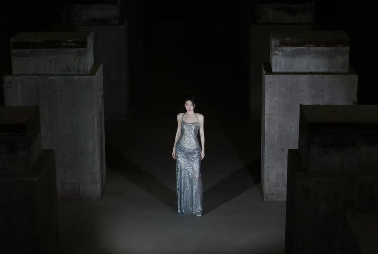 时尚32周年时尚之夜 喻言亮相时尚之夜，银闪抹胸裙配击剑道具，暗黑氛围里演绎冷冽