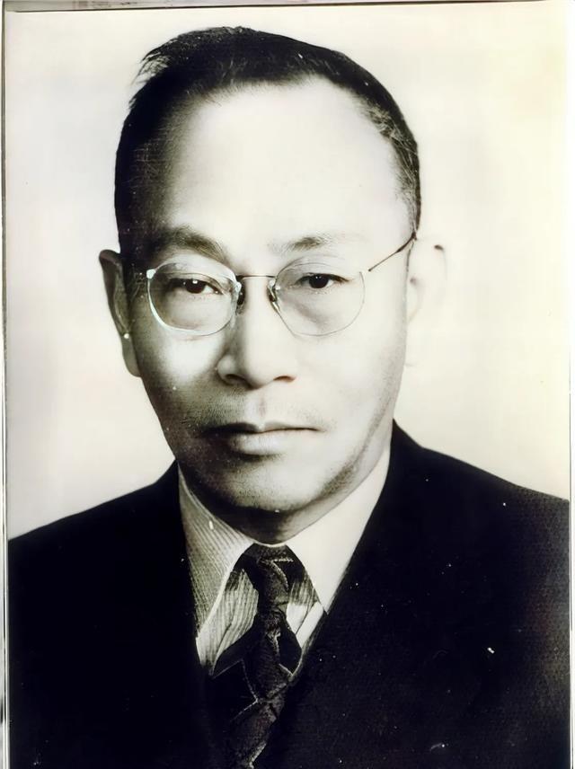 1941年，西方把青霉素列为最高军事机密，死死锁住。前线，一个弟兄腿上划了道口子