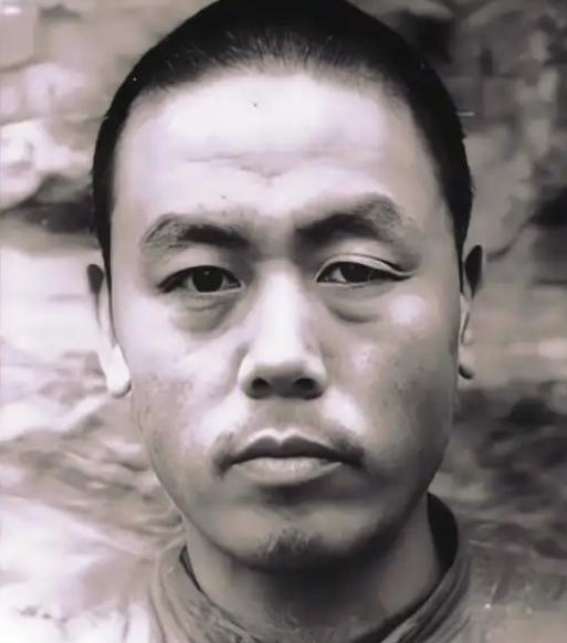 1955年，农民杨大发和妻子吵架，争吵中，妻子突然大喊：“你再说，我把你的黑历史