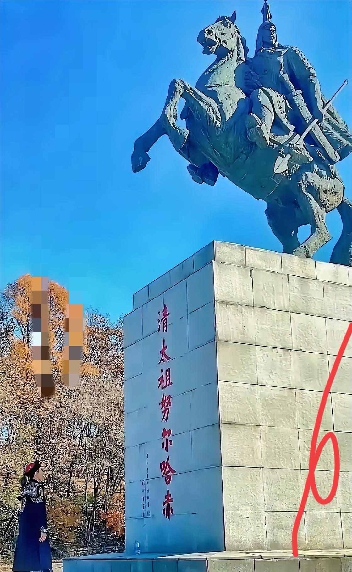 清华美院给努尔哈赤雕像戴红花避谈红衣大炮，转头却把汉武帝雕成