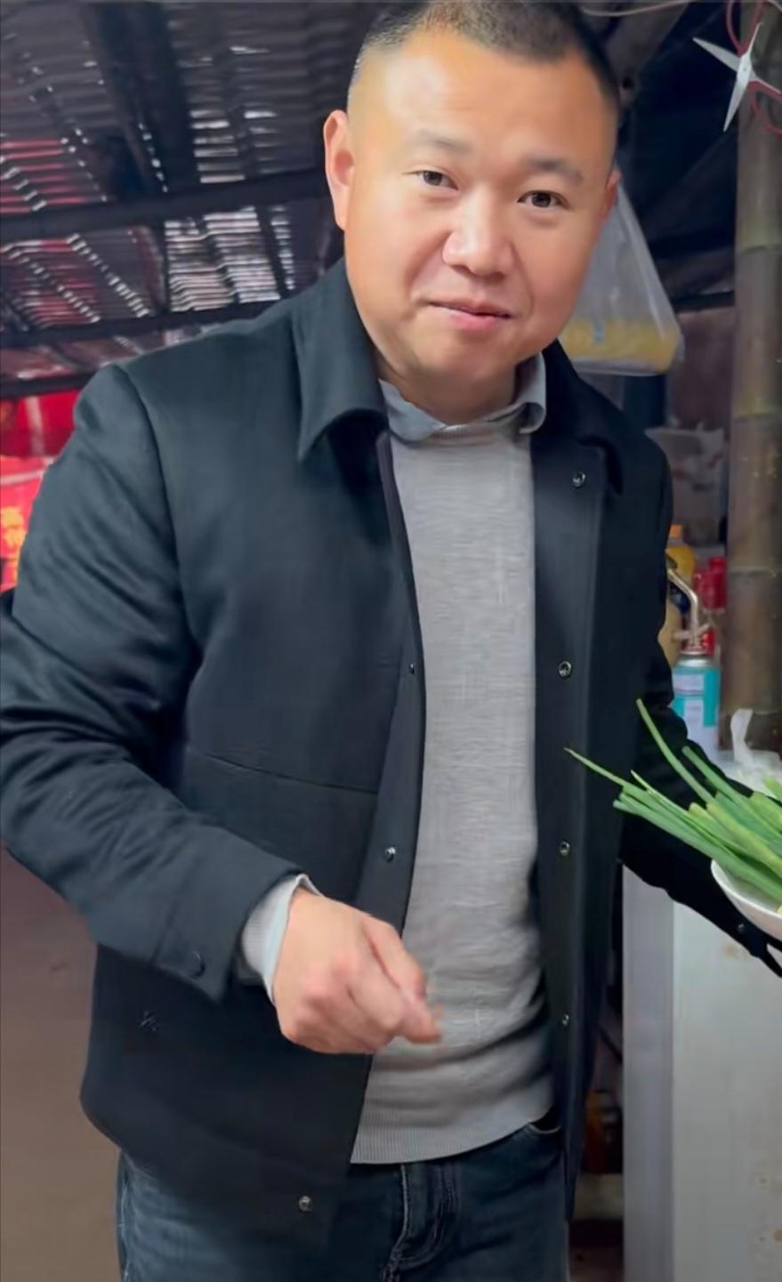 农村四哥和她前妻还是有所不同。四哥现在离婚恢复单身状态，他将生活过成烟火气。前妻