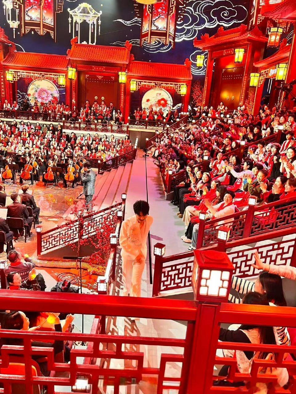 周深在辽宁脑瓜子嗡嗡的隔着屏幕都感受到了热情洋溢，东北观众的热情果然名不虚传，情