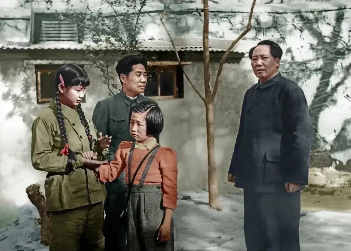这是毛主席与27岁的毛岸英及小女儿李讷，还有儿媳妇刘思齐的罕见合影，都看看看吧，