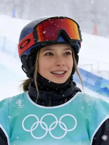 她总能给人带来紧张与惊喜。在获得金银牌的两个项目中，她第一跳均出现失误，着实让人