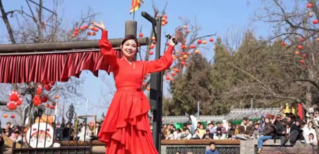 万岁山二娘突然上热搜！
记者问二娘：“你现在火了，感觉怎么样？”
二娘摆摆手笑了