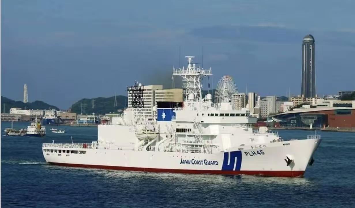 最新消息称日本军舰"朝雾号"靠近台北淡水河口。

这回来的由头听着就假。说台风巴