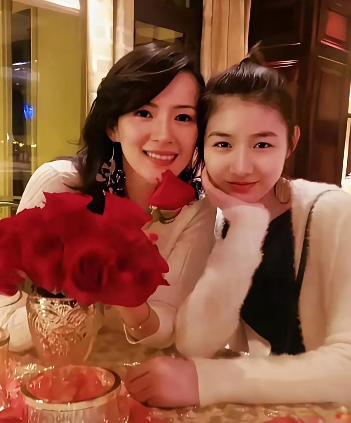 章子怡视小苹果如己出，离婚后关系依旧。
娱乐圈里明星分分合合，对孩子来说都是一样