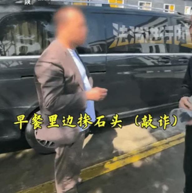 一招鲜吃遍天。万万没想到陕西榆林一男子“火某”，竟然靠着“崩牙”诈骗百万。

他