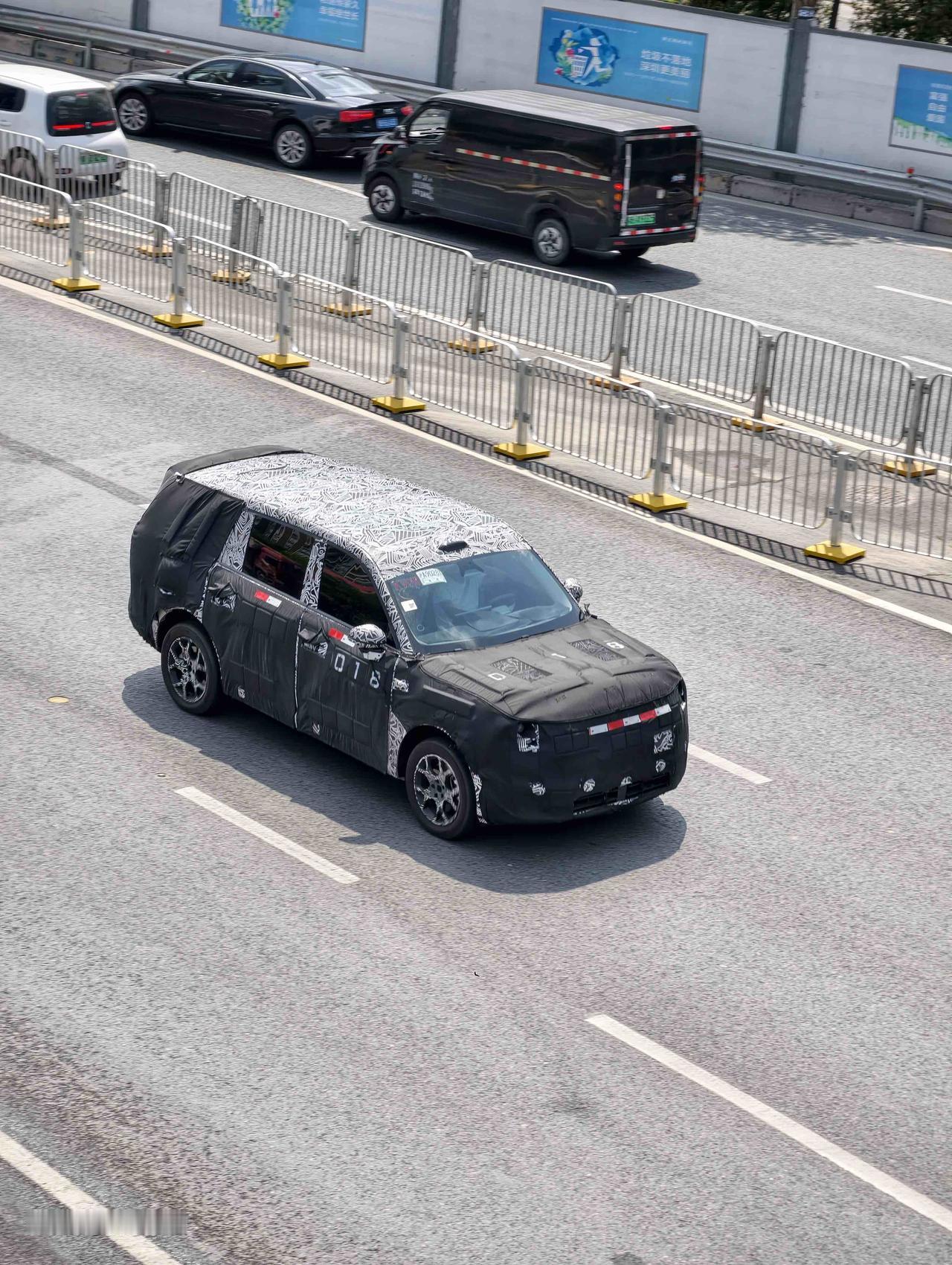 刚刚在路上拍到这车，帮我看看这是啥车