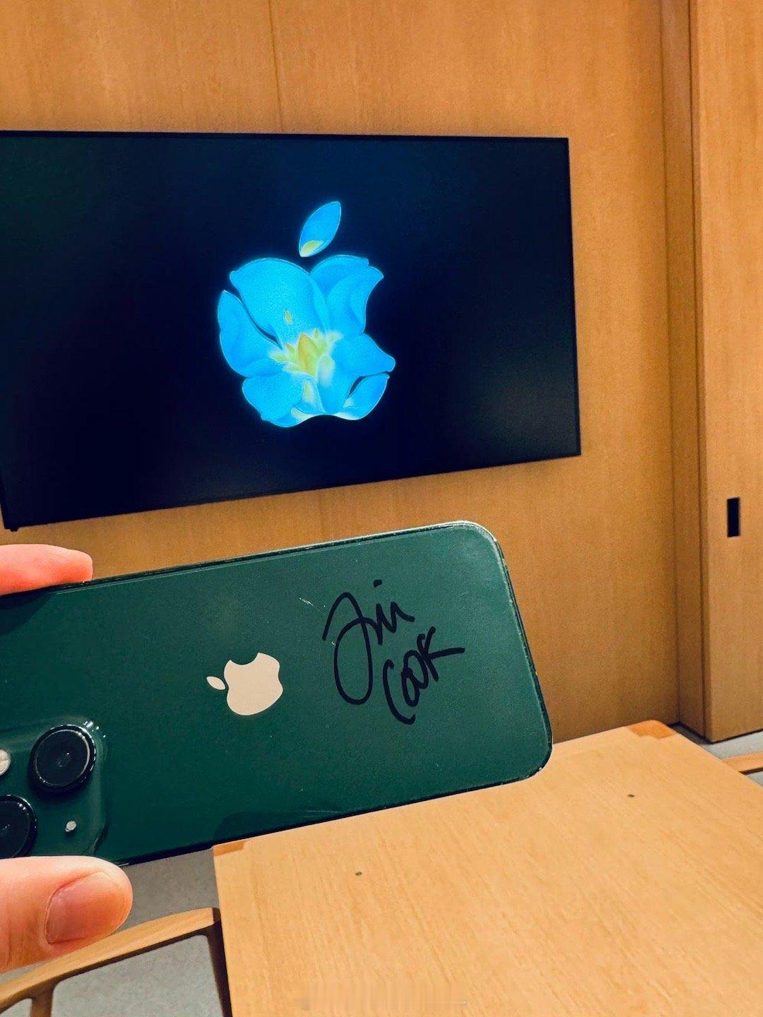 #库克给郑恺iPhone签名#这一下就打上标签了啊，咖喱给给[doge] ​​​