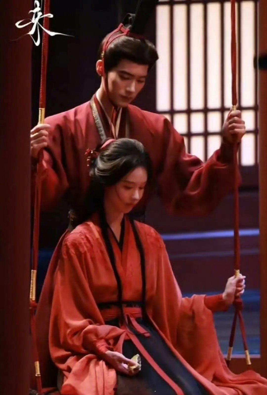 周翊然跟陈都灵主演的《翘楚》两人同框合照，大灰狼与小白兔男强女弱的CP感，单纯从