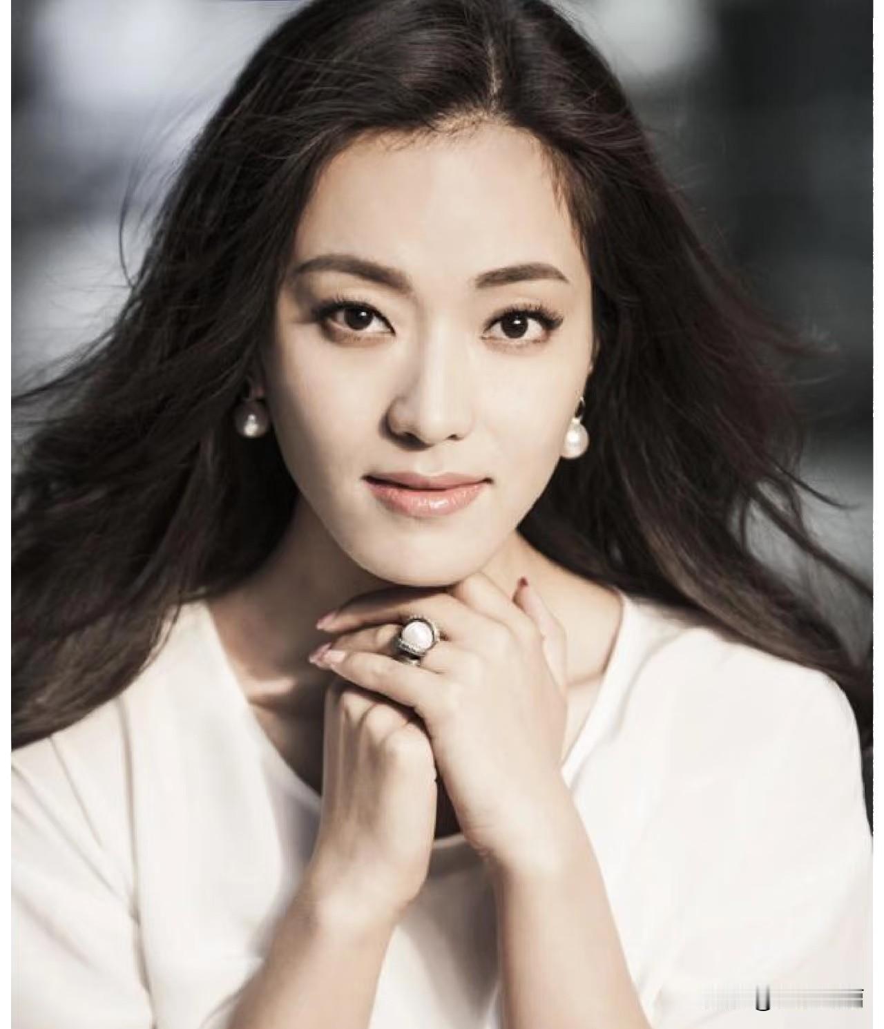 这一版《雷雨》当中蘩漪的是演员张培，她是著名演员邵兵的妻子、邵子恒的妈妈。

张