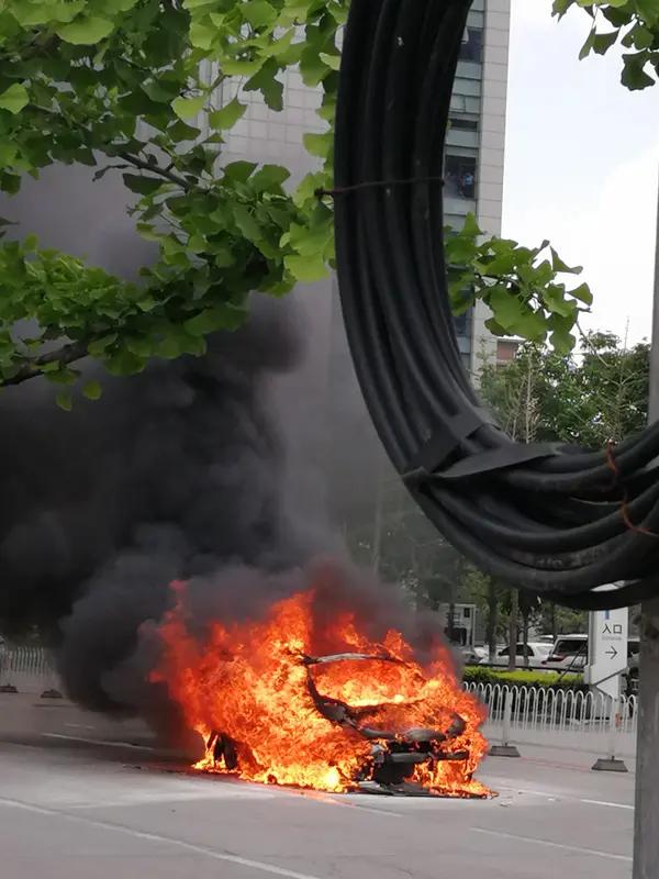 新能源车自燃事件真是让人胆战心惊。就有这么一起，一辆新能源车停在路边突然自燃，还