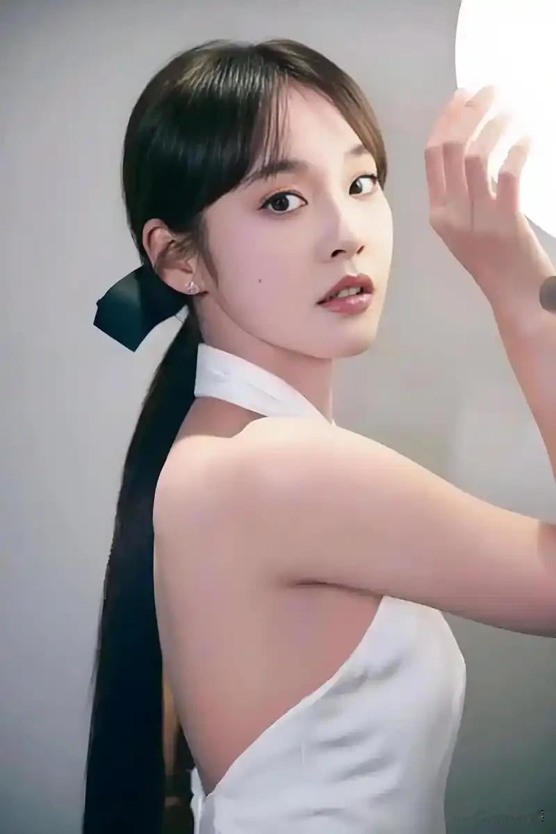 张佳宁，《问心2》，她演欧阳妲，说白了就是“稳得让人挑不出刺，但也炸不出水花”。