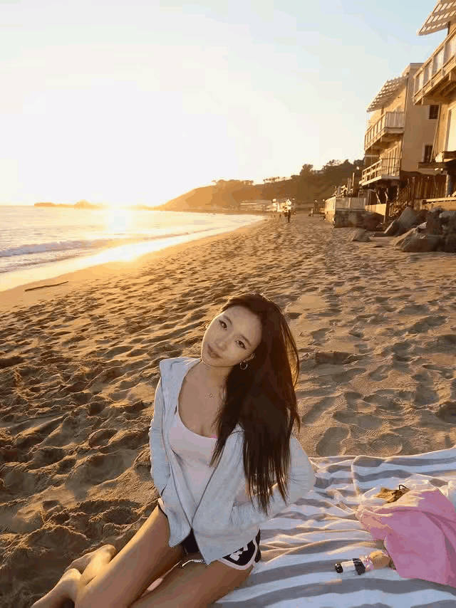 小S大女儿妆容越来越欧美范了，身材随妈，很辣！在南加州大学读书的许曦文，才去美国