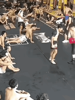 不懂就问，这种怎么划分责任？按照常理来说红手套的要全责吧？但是在这种训练场合怎么