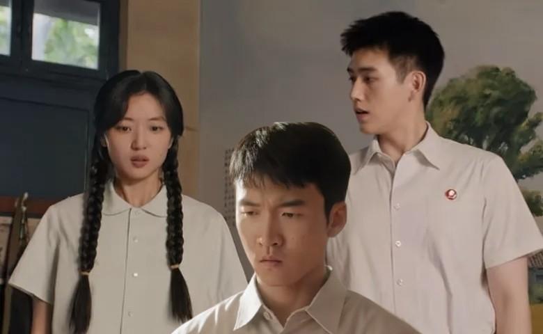 那年代一个吻能换一台电视机，你信吗？
费霓踮起脚尖，嘴唇碰到方穆扬脸颊的瞬间，院