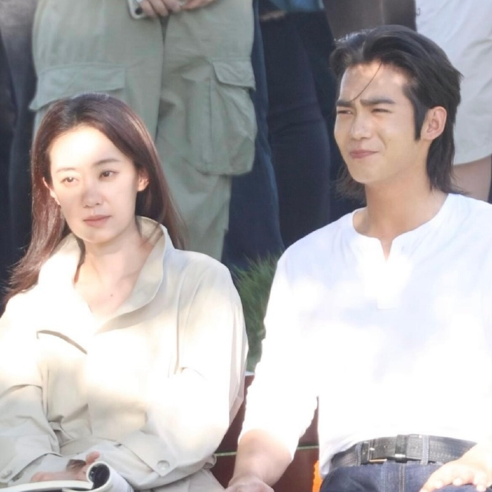 张小斐于适猎心同框开机照  张小斐于适猎心同框开机照，咱就说期待住两位的首搭合作