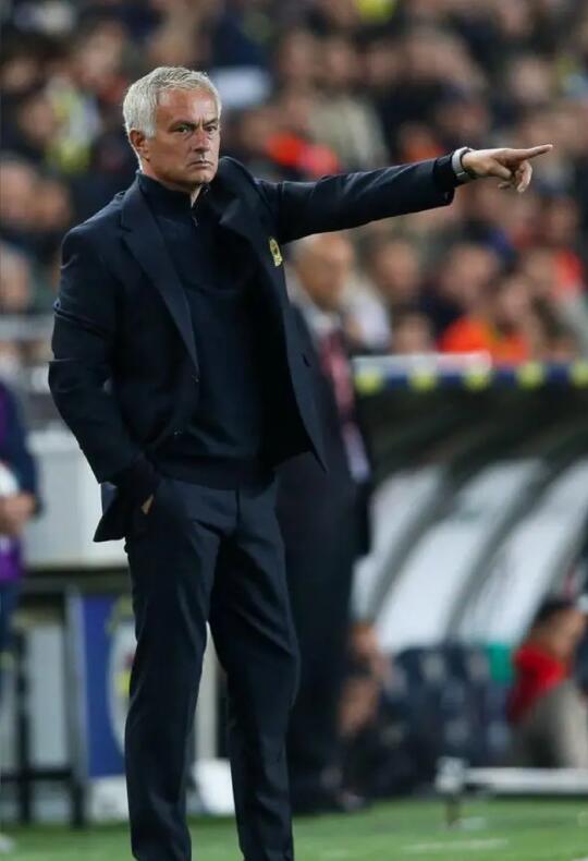 🤣穆帅：球迷支持不够 输球是不错的结果