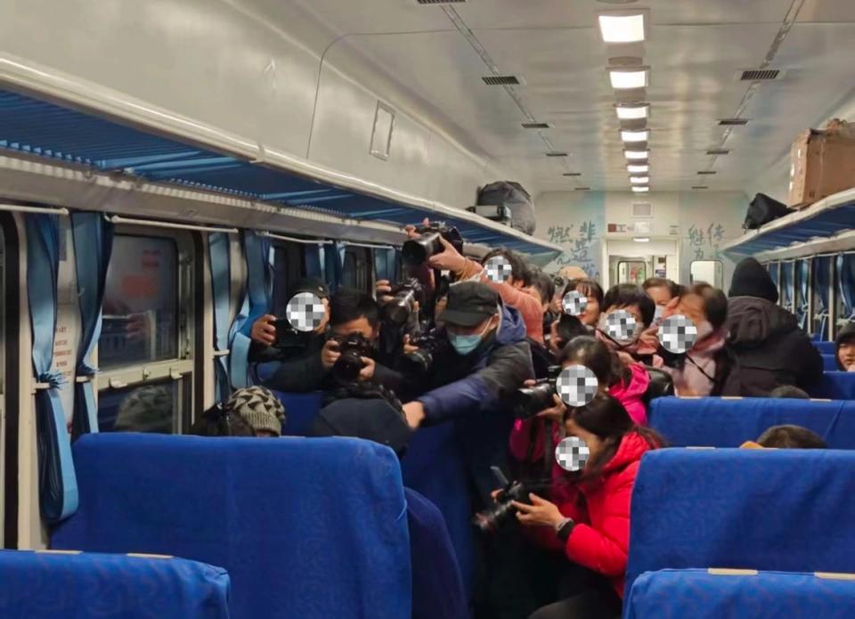 11月18日，四川成昆铁路上的5633次公益列车上，坐满了凉山地区的居民。他们带