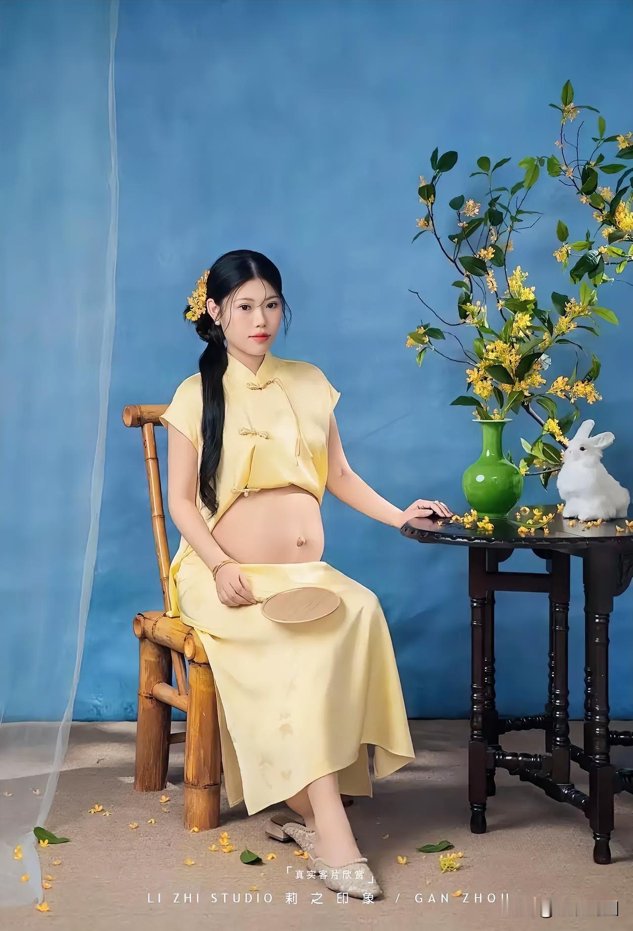 一位美丽的孕妇坐在椅子上，身旁有兔子与鲜花相伴！幸福孕妇照 最可爱孕妇 温柔系孕