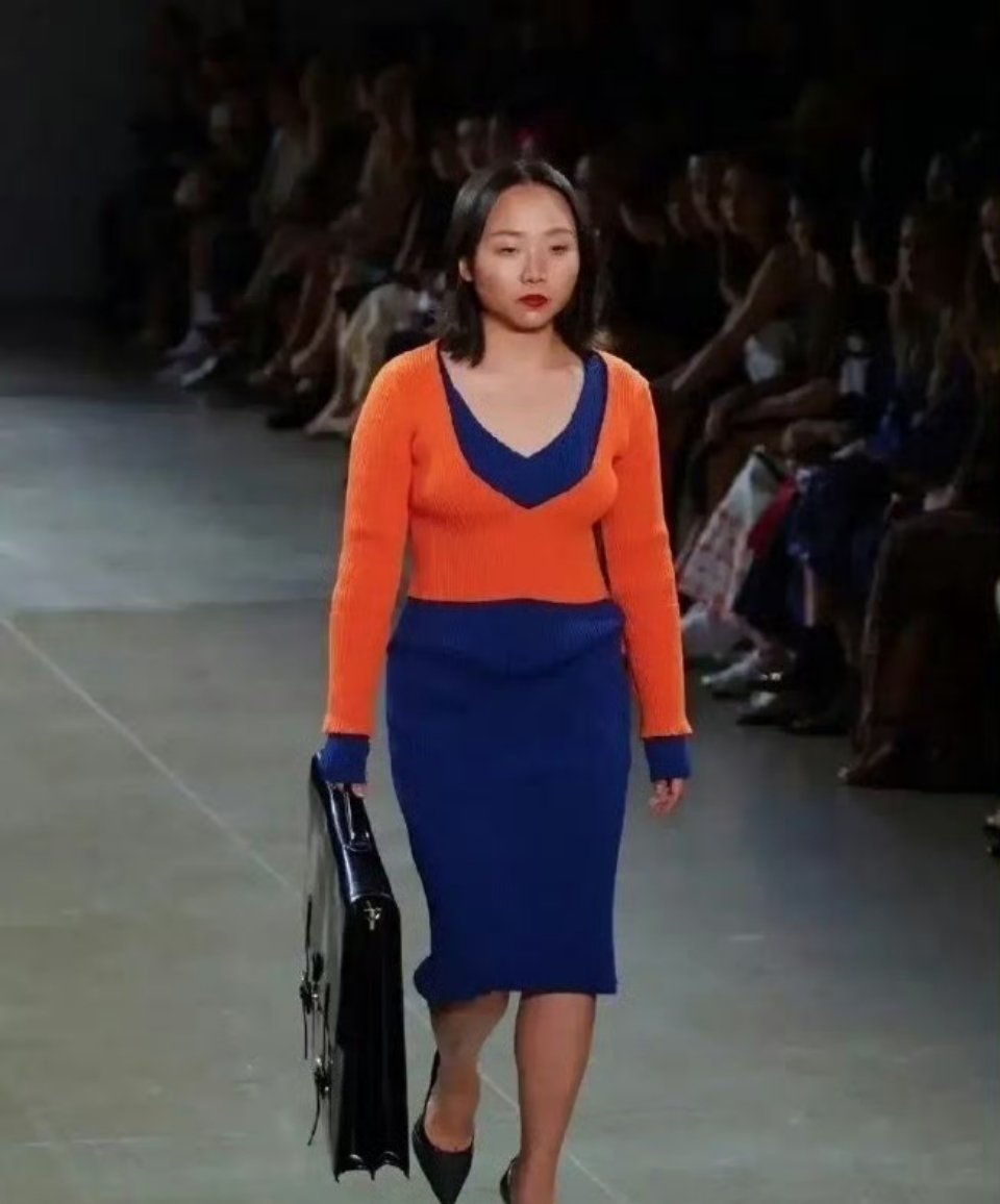 辣目洋子都能去走秀了吗？[允悲][允悲]这配色好死亡 ​​​
