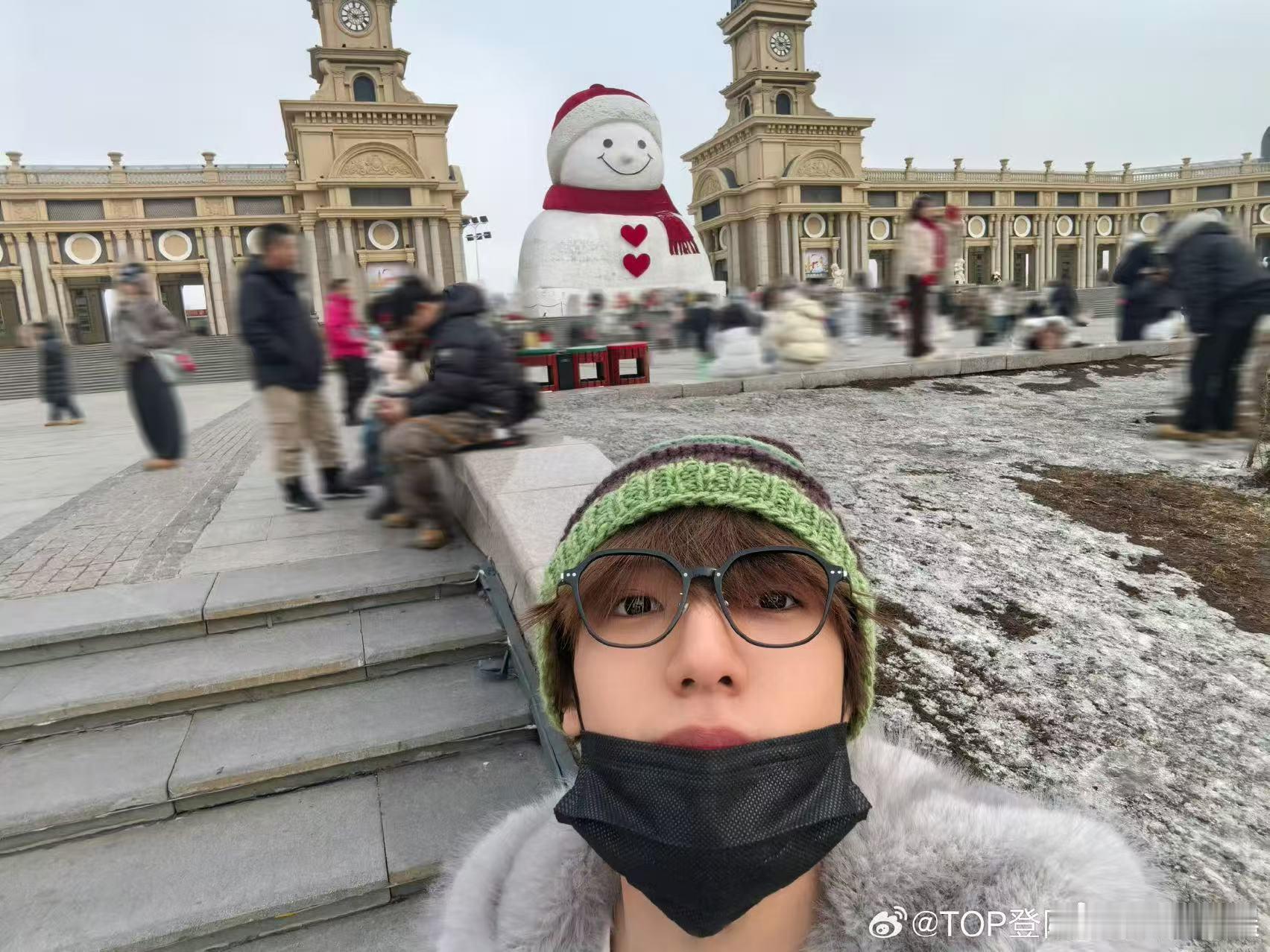 张泽禹给大家看大雪人啦张泽禹在哈尔滨打歌张泽禹在哈尔滨打歌，给大家看大雪人啦，